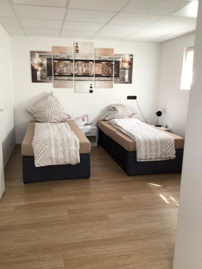 Apartments Rhona III Und IV Neunkirchen City Esterno foto